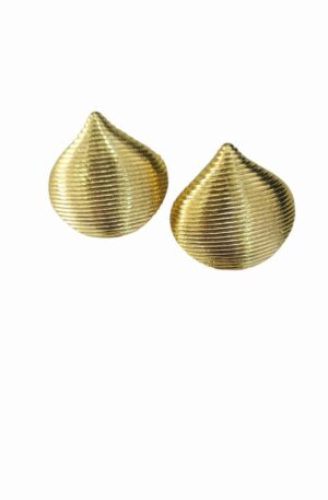 Orecchini lobo conchiglia rigata in ottone 
peso 8.3gr
lunghezza 2cm Spedizione Gratuita