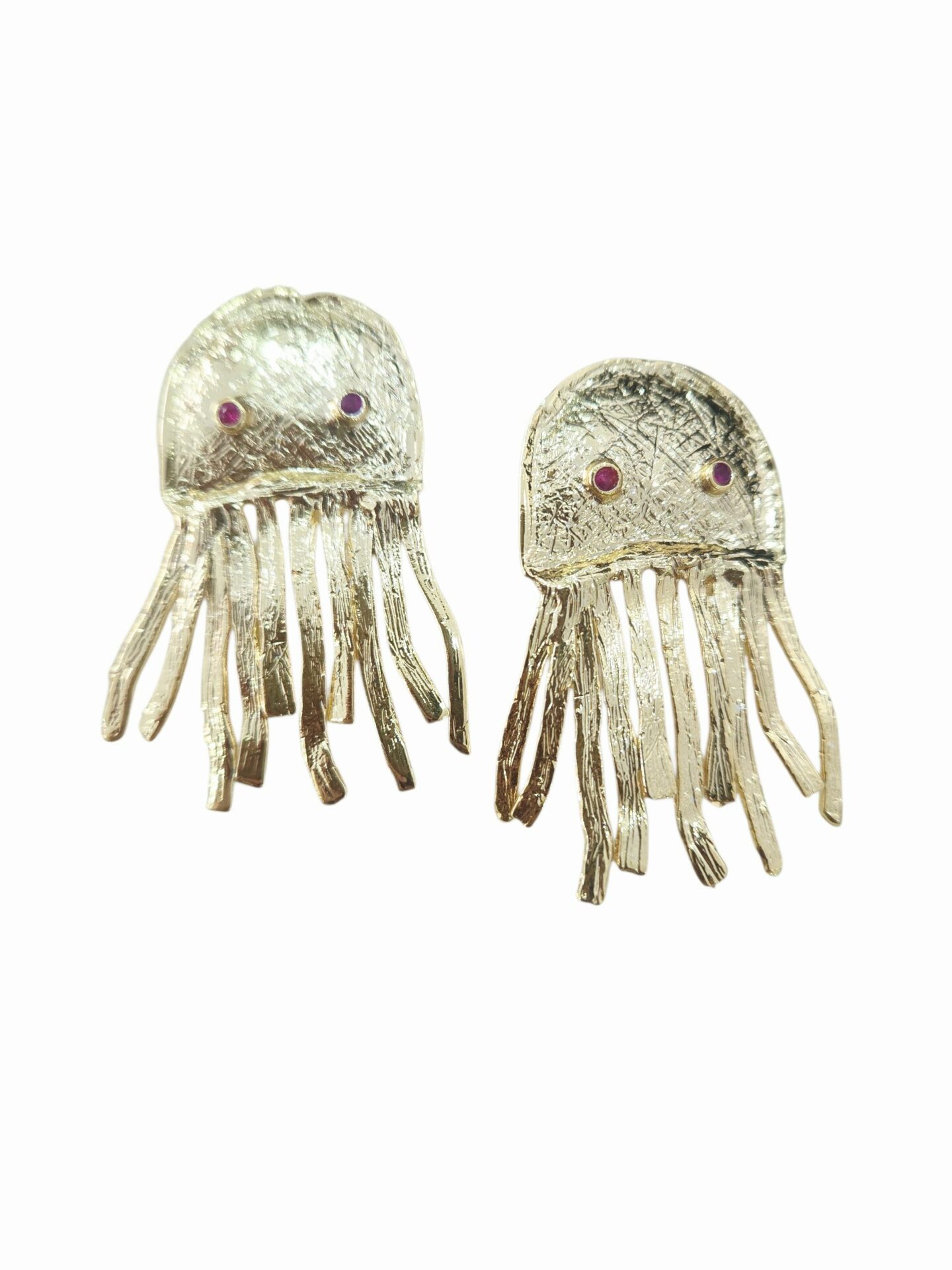 Orecchini polipi realizzati in ottone battuto con occhietti con zirconi fucsia.
lunghezza 4.5cm
peso 6.5gr Spedizione Gratuita