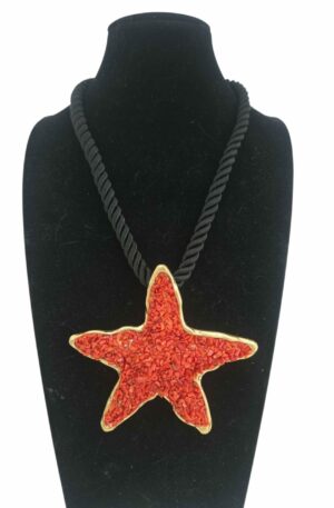Collana realizzata con stella su base in ottone rivestita di coralli e cordone nero.
lunghezza regolabile 53cm
misura stella 8x11cm Spedizione Gratuita
