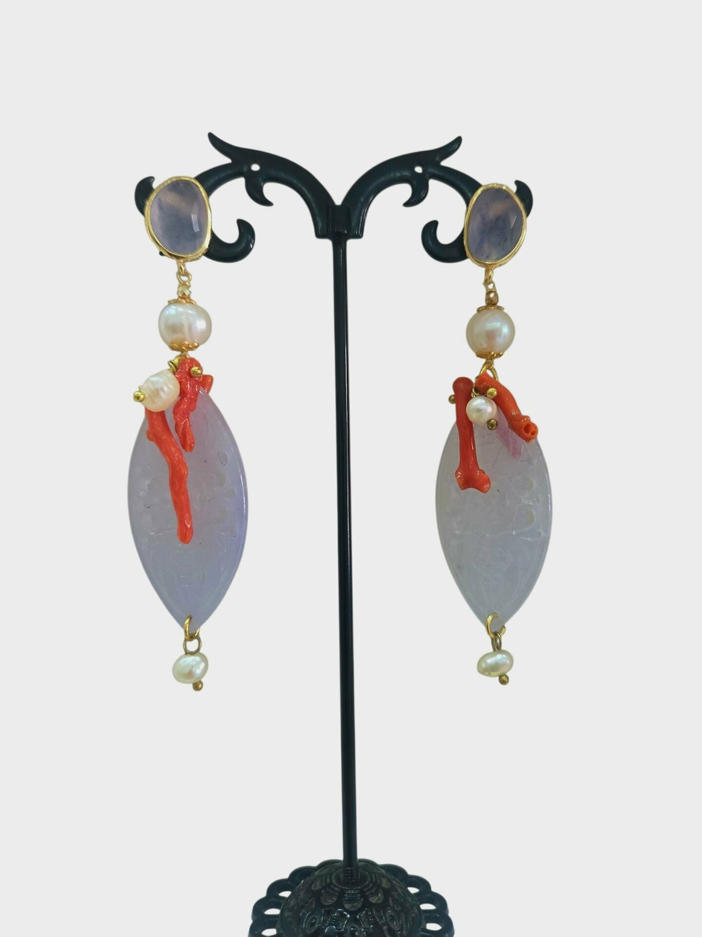 Orecchini  realizzati con giada glicine,corallo e perle di fiume
lunghezza 9cm
peso 7.3gr Spedizione Gratuita