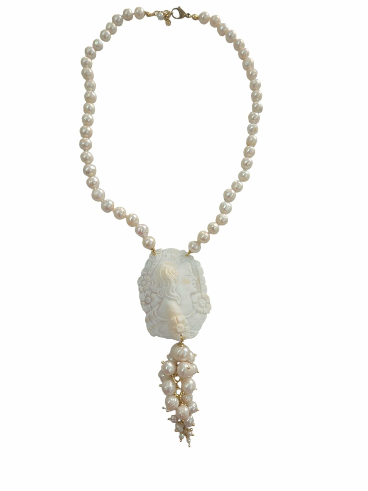 Collana girocollo regolabile realizzata con perle di fiume e cammeo di Torre del Greco con volto scolpito.
lunghezza collana 53cm
lunghezza ciondolo 13cm Spedizione Gratuita