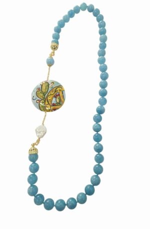 Collana realizzata con calcedonio e laterale con perla barocca piatta e ceramica di Caltagirone dipinta
lunghezza 75cm Spedizione Gratuita