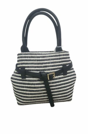 Borsa realizzata in rafia bianco nera e vera pelle, made Italy, chiusura con zip, dotata di tracolla. interno foderato con tasca con zip.base con tacchetti.
misure H23 B13 L23 Spedizione Gratuita