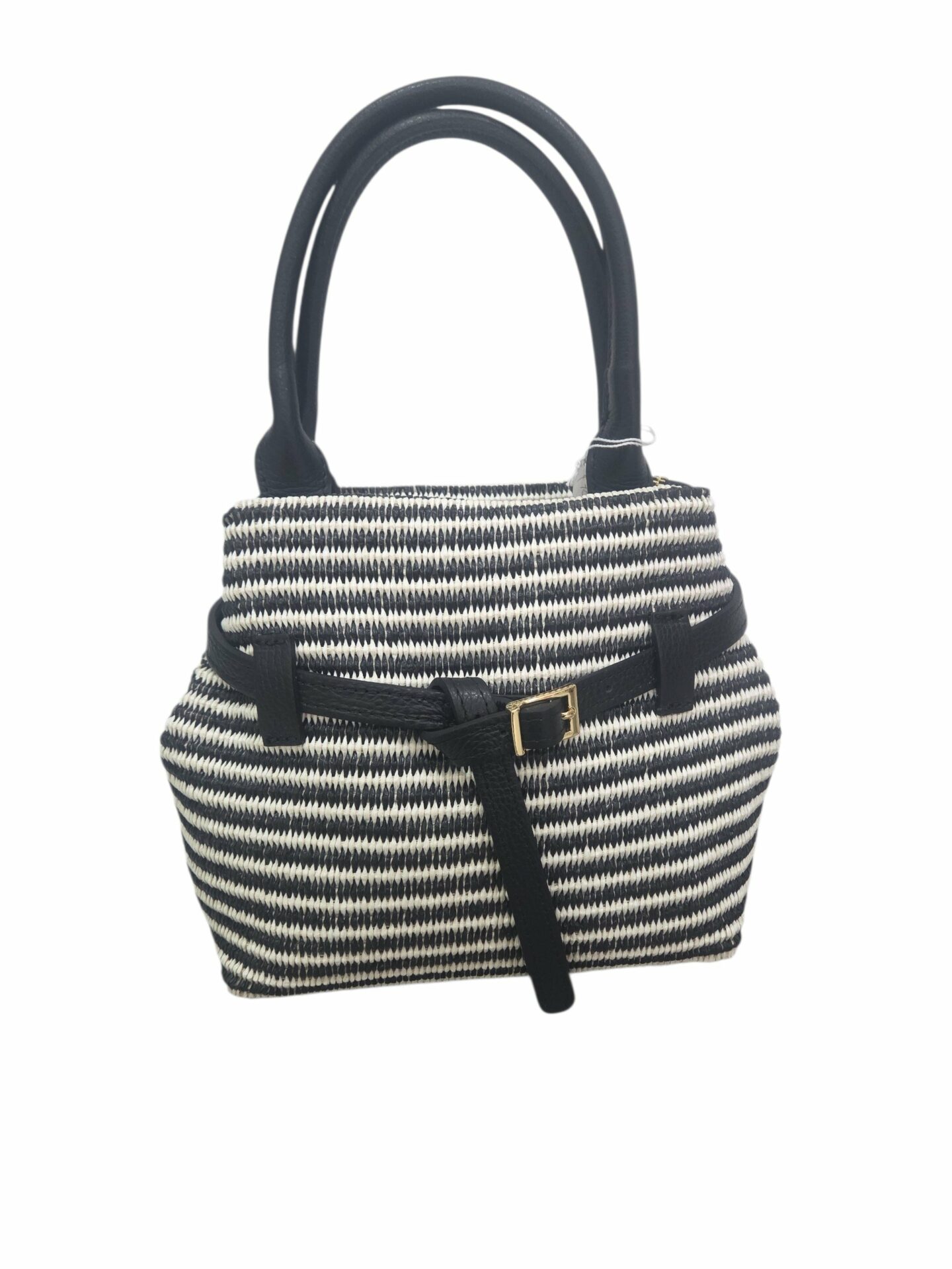 Bag made of black and white raffia and genuine leather, made in Italy, zip closure, shoulder strap. Lined interior with zip pocket. Base with studs. Dimensions: H 23 W 13 L 23 Free shipping Borsa realizzata in rafia bianco nera e vera pelle, made Italy, chiusura con zip, dotata di tracolla. interno foderato con tasca con zip.base con tacchetti.misure H23 B13 L23 Spedizione Gratuita