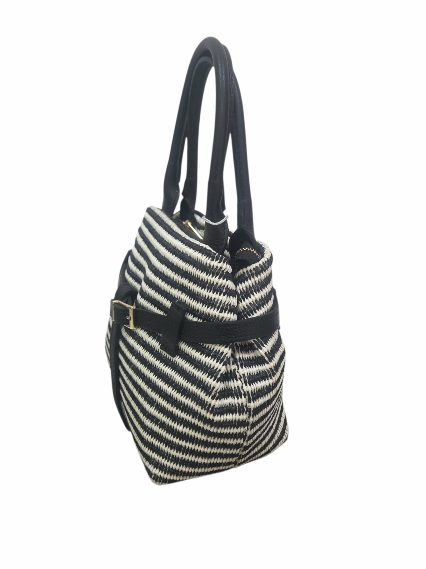 Borsa realizzata in rafia bianco nera e vera pelle, made Italy, chiusura con zip, dotata di tracolla. interno foderato con tasca con zip.base con tacchetti.
misure H23 B13 L23 Spedizione Gratuita