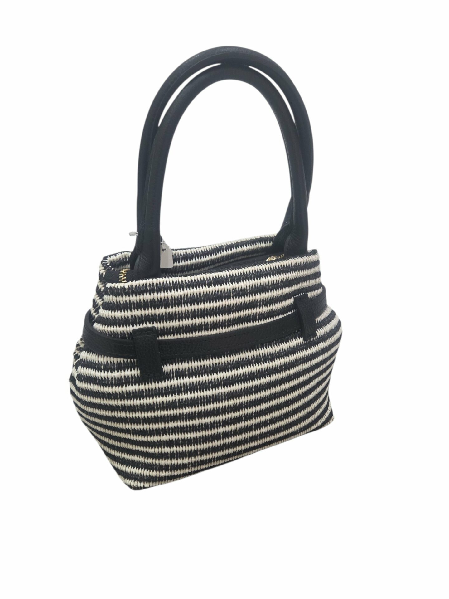 Bag made of black and white raffia and genuine leather, made in Italy, zip closure, shoulder strap. Lined interior with zip pocket. Base with studs. Dimensions: H 23 W 13 L 23 Free shipping Borsa realizzata in rafia bianco nera e vera pelle, made Italy, chiusura con zip, dotata di tracolla. interno foderato con tasca con zip.base con tacchetti.misure H23 B13 L23 Spedizione Gratuita