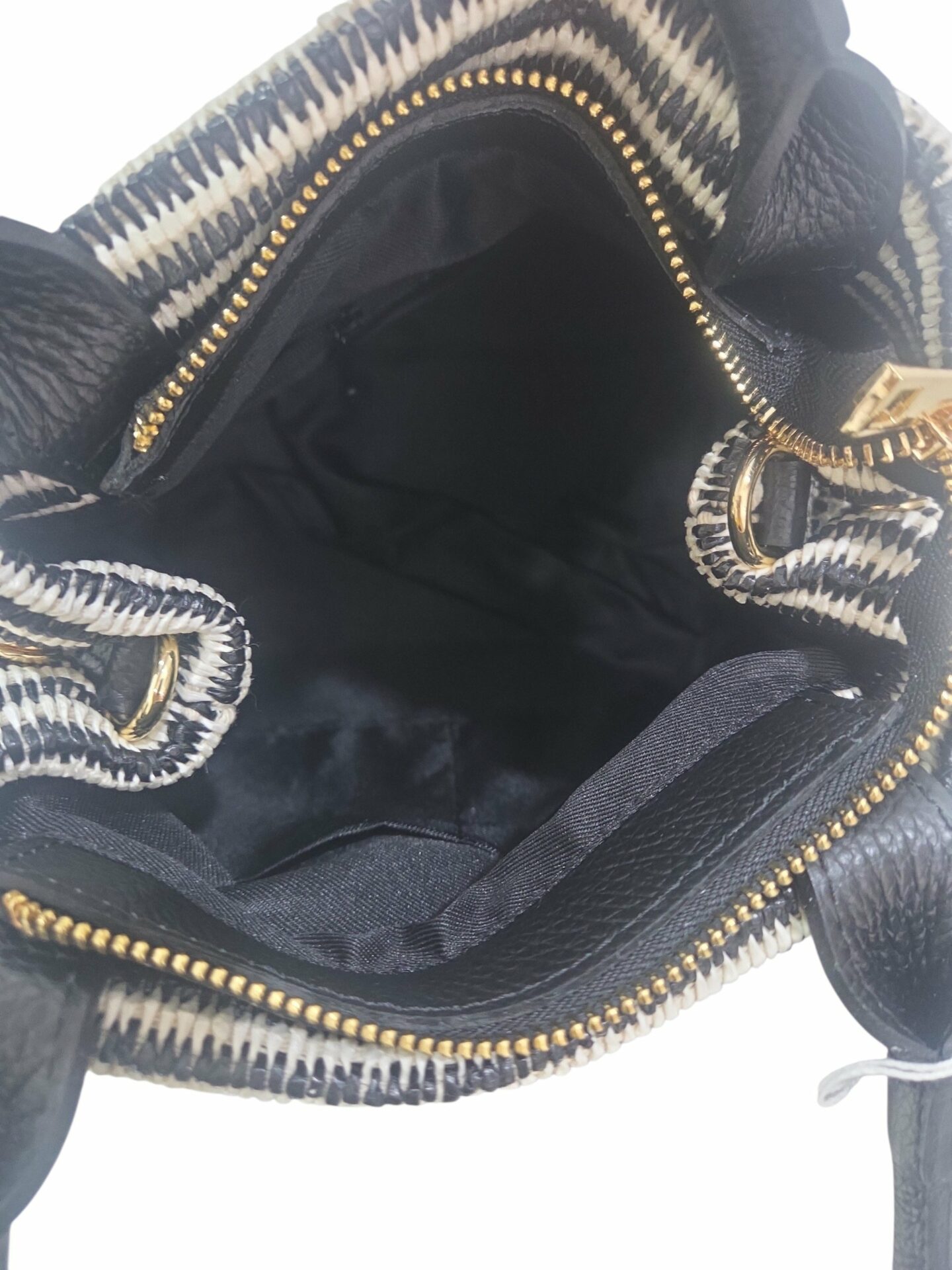 Bag made of black and white raffia and genuine leather, made in Italy, zip closure, shoulder strap. Lined interior with zip pocket. Base with studs. Dimensions: H 23 W 13 L 23 Free shipping Borsa realizzata in rafia bianco nera e vera pelle, made Italy, chiusura con zip, dotata di tracolla. interno foderato con tasca con zip.base con tacchetti.misure H23 B13 L23 Spedizione Gratuita