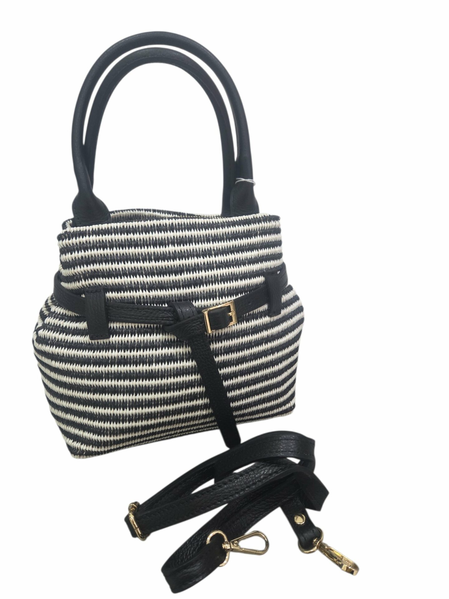 Bag made of black and white raffia and genuine leather, made in Italy, zip closure, shoulder strap. Lined interior with zip pocket. Base with studs. Dimensions: H 23 W 13 L 23 Free shipping Borsa realizzata in rafia bianco nera e vera pelle, made Italy, chiusura con zip, dotata di tracolla. interno foderato con tasca con zip.base con tacchetti.misure H23 B13 L23 Spedizione Gratuita