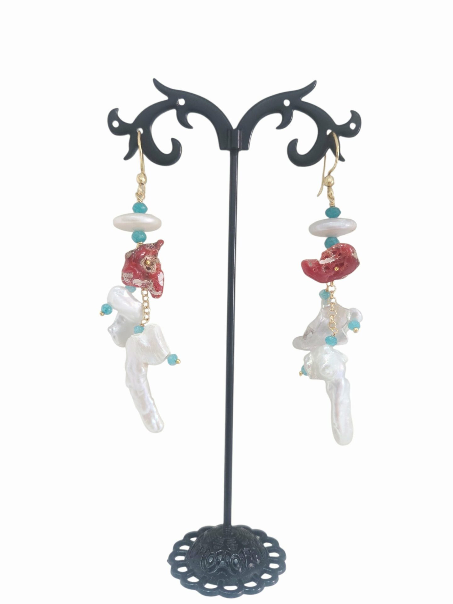Orecchini  realizzati con perle barocche,corallo ed agata turchese
lunghezza 8.5cm
peso 6.7gr Spedizione Gratuita