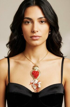Collana con ciondolo sacro cuore rivestito di corallo e grappolo di perle barocche con corallo. Laccetto in tessuto dorato con calamita.
lunghezza ciondolo 18cm Spedizione Gratuita