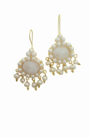 Orecchini  realizzati  con pietra di luna,perle di fiume e di maiorca su ottone
lunghezza 5.5cm
peso 9.4gr Spedizione Gratuita