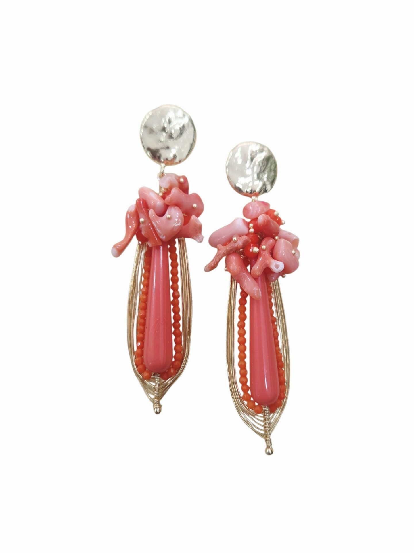 Orecchini realizzati artigianalmente con ottone, corallo rosa/arancio,quarzi e goccia in pasta di corallo.
lunghezza 7.5cm
peso 8.9gr Spedizione Gratuita