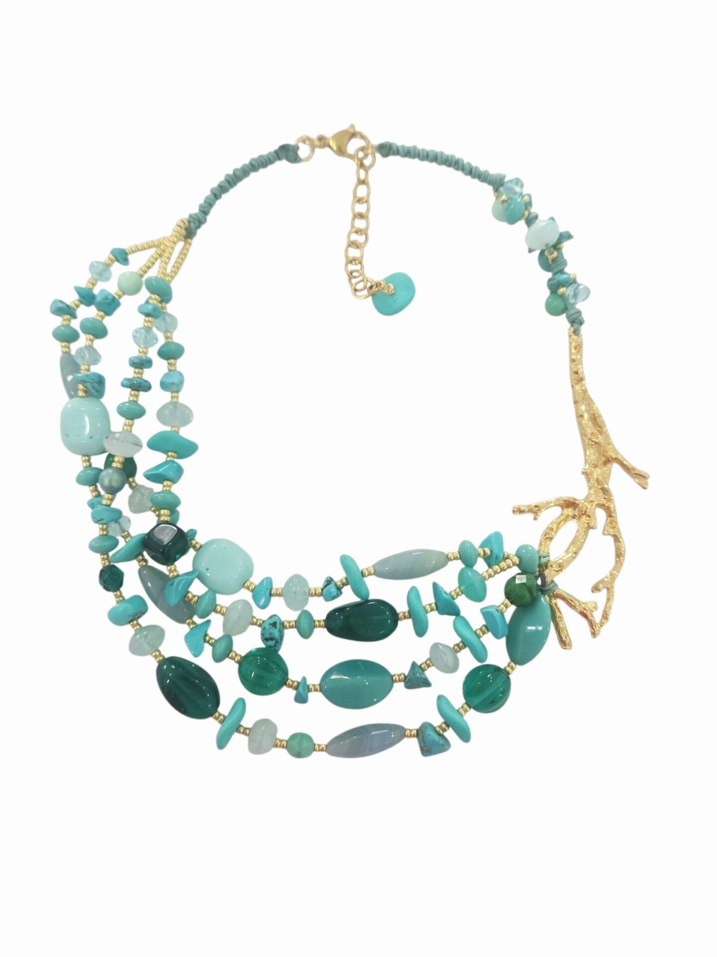 Collana girocollo regolabile realizzata artigianalmente con rametto in ottone dorato,pietre naturali,pietre in vetro soffiato,microperline e tessuto
lunghezza 41cm Spedizione Gratuita