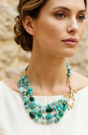 Collana girocollo regolabile realizzata artigianalmente con rametto in ottone dorato,pietre naturali,pietre in vetro soffiato,microperline e tessuto
lunghezza 41cm Spedizione Gratuita