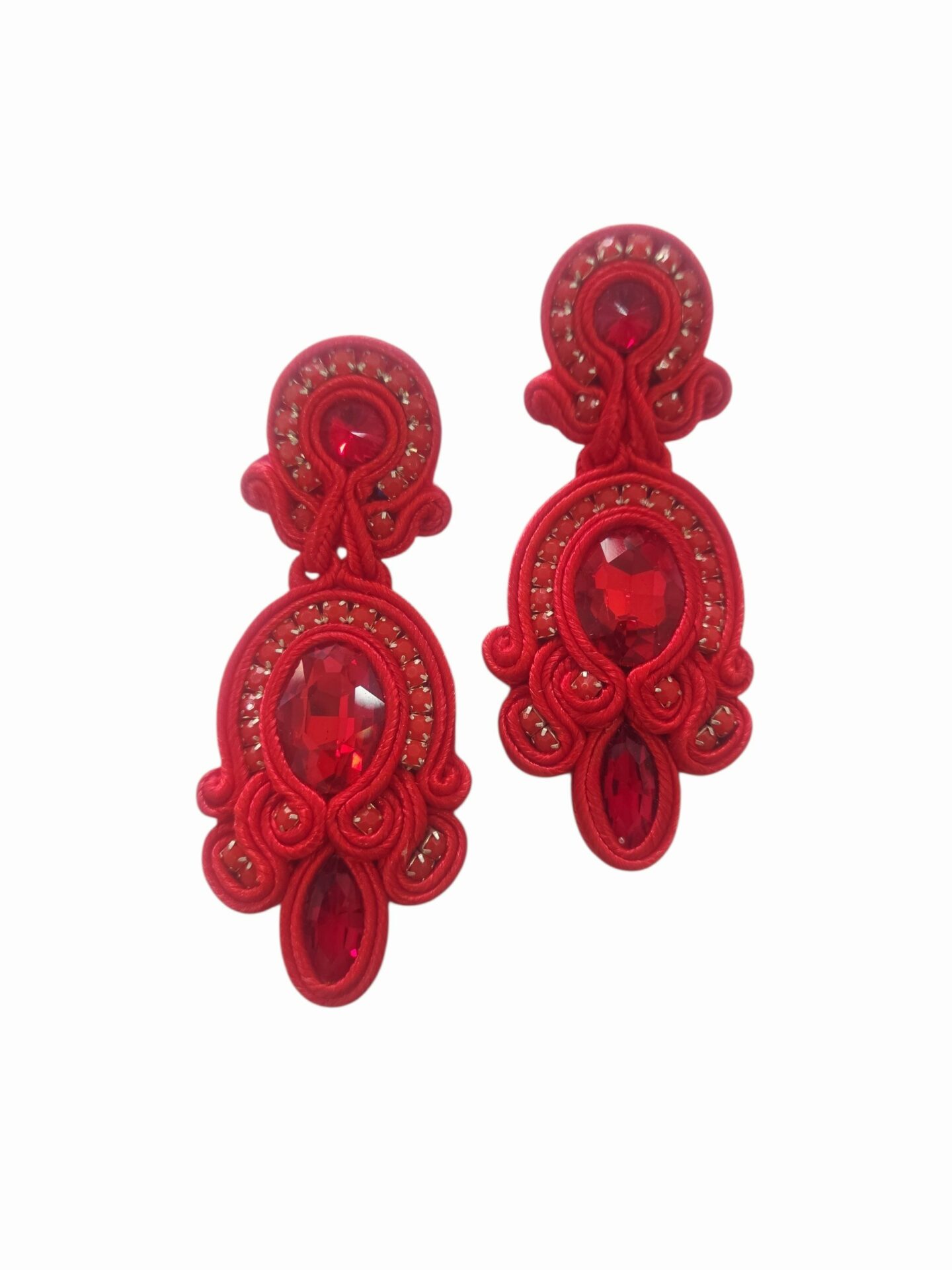 Orecchini  realizzati artigianalmente in soutache con punti luce e tessuto. colore rosso
peso 8gr
lunghezza 7cm Spedizione Gratuita