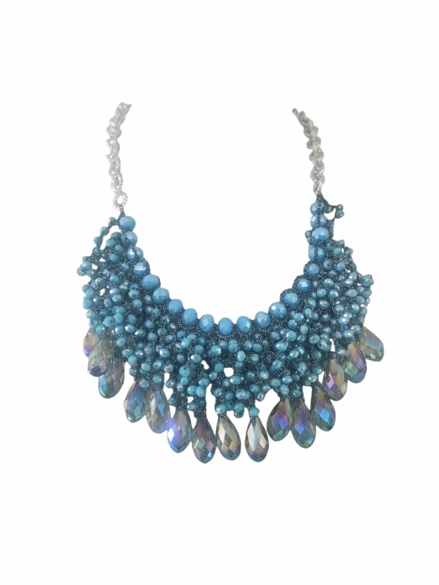 Collana girocollo regolabile realizzata con tessuto e cristalli turchesi. Catena in alluminio satinata argentata
lunghezza 48cm Spedizione Gratuita