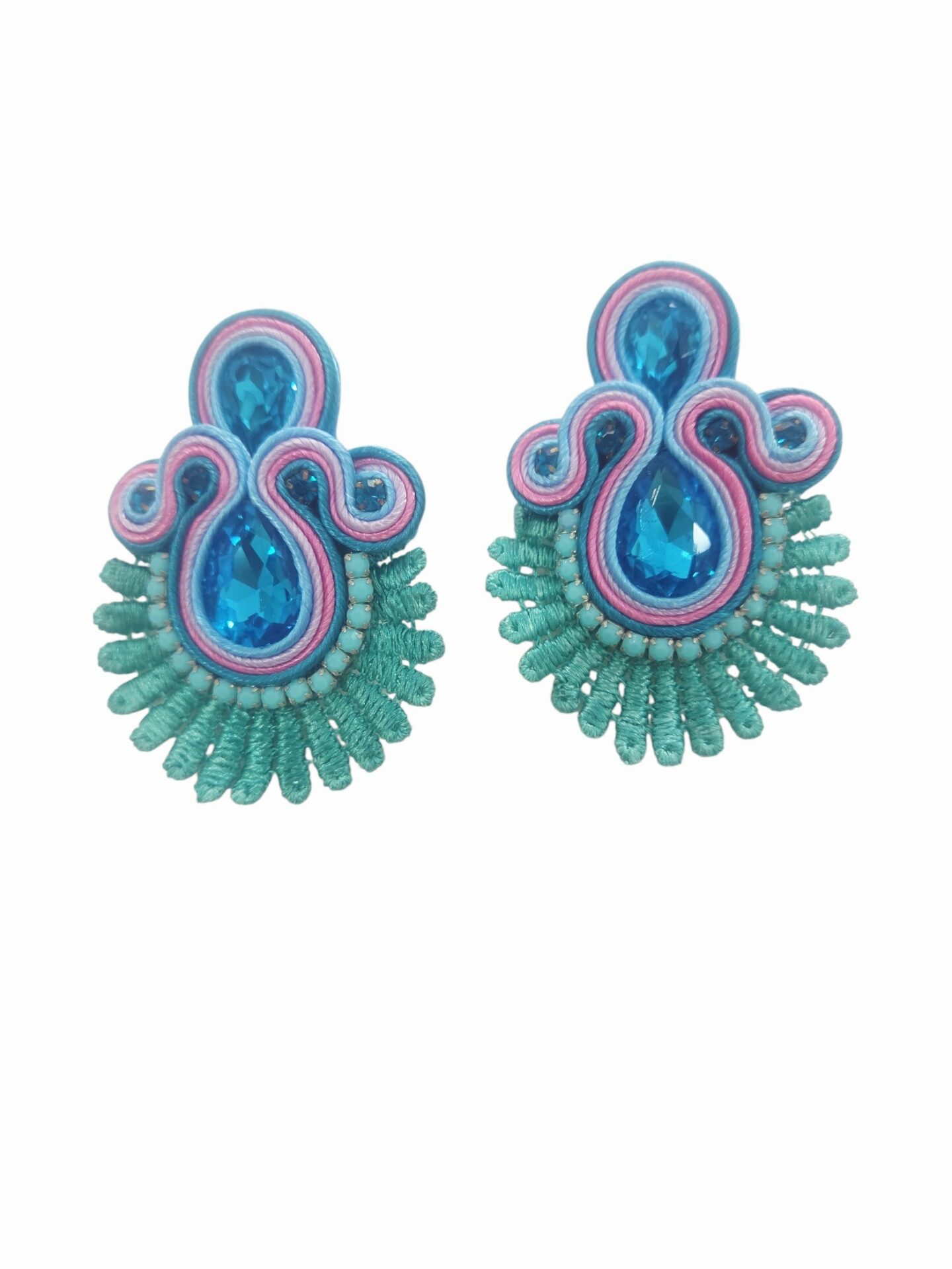 Orecchini  realizzati artigianalmente in soutache con punti luce e pizzo.
lunghezza 5.5cm
peso 7.3gr Spedizione Gratuita
