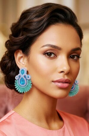 Orecchini  realizzati artigianalmente in soutache con punti luce e pizzo.
lunghezza 5.5cm
peso 7.3gr Spedizione Gratuita