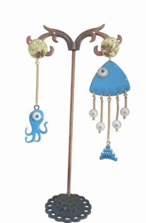 Orecchini realizzati artigianalmente con pesce e polipo smaltati,microperline e perle di Maiorca. elementi dorati in ottone
lunghezza pesce  8.5cm peso 10.9gr
lunghezza polipo 7cm peso 5.1gr Spedizione Gratuita