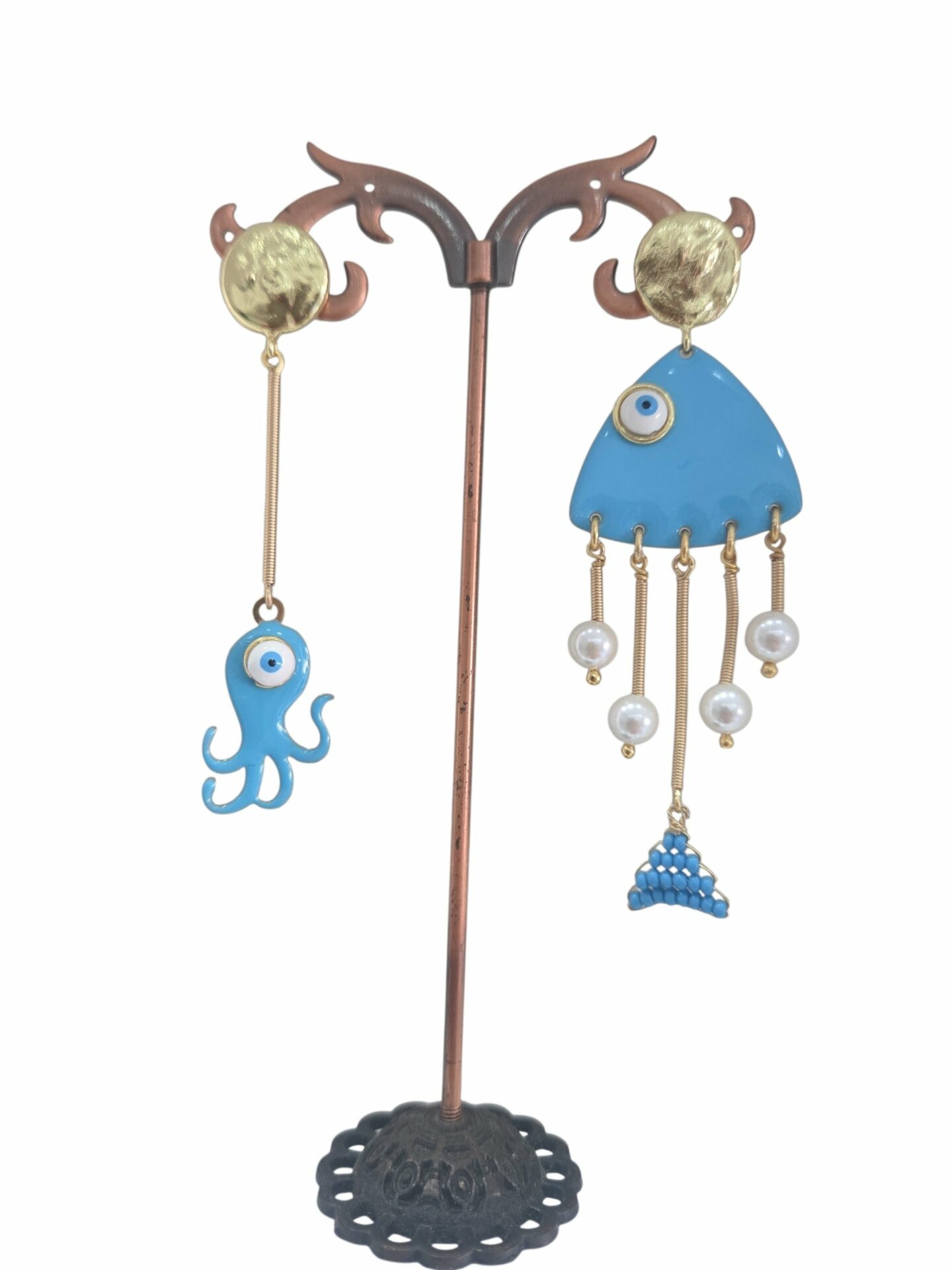 Handcrafted earrings with enameled fish and octopus, microbeads, and Mallorcan pearls. Gold-plated brass elements. Fish length: 8.5 cm. Weight: 10.9 g. Octopus length: 7 cm. Weight: 5.1 g. Free shipping Orecchini realizzati artigianalmente con pesce e polipo smaltati,microperline e perle di Maiorca. elementi dorati in ottonelunghezza pesce 8.5cm peso 10.9grlunghezza polipo 7cm peso 5.1gr Spedizione Gratuita