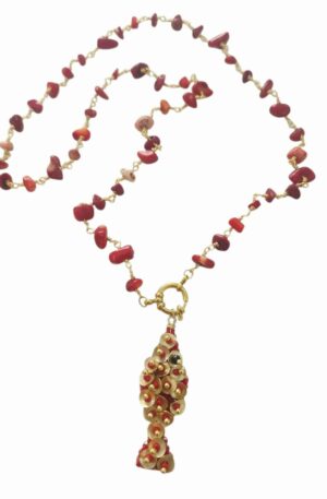 Collana girocollo realizzata con scaglie di corallo bambù e pesciolino realizzato artigianalmente con microperline 
lunghezza 60cm Spedizione Gratuita
