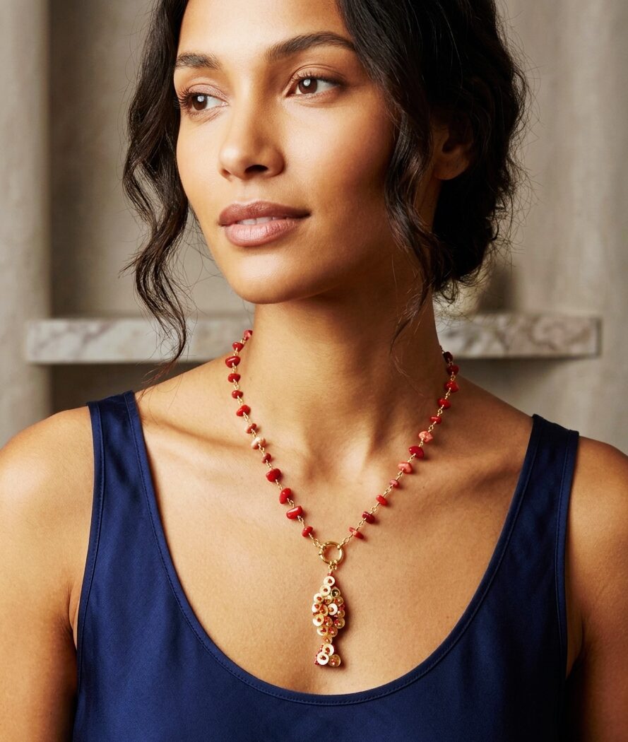 Collana girocollo realizzata con scaglie di corallo bambù e pesciolino realizzato artigianalmente con microperline 
lunghezza 60cm Spedizione Gratuita