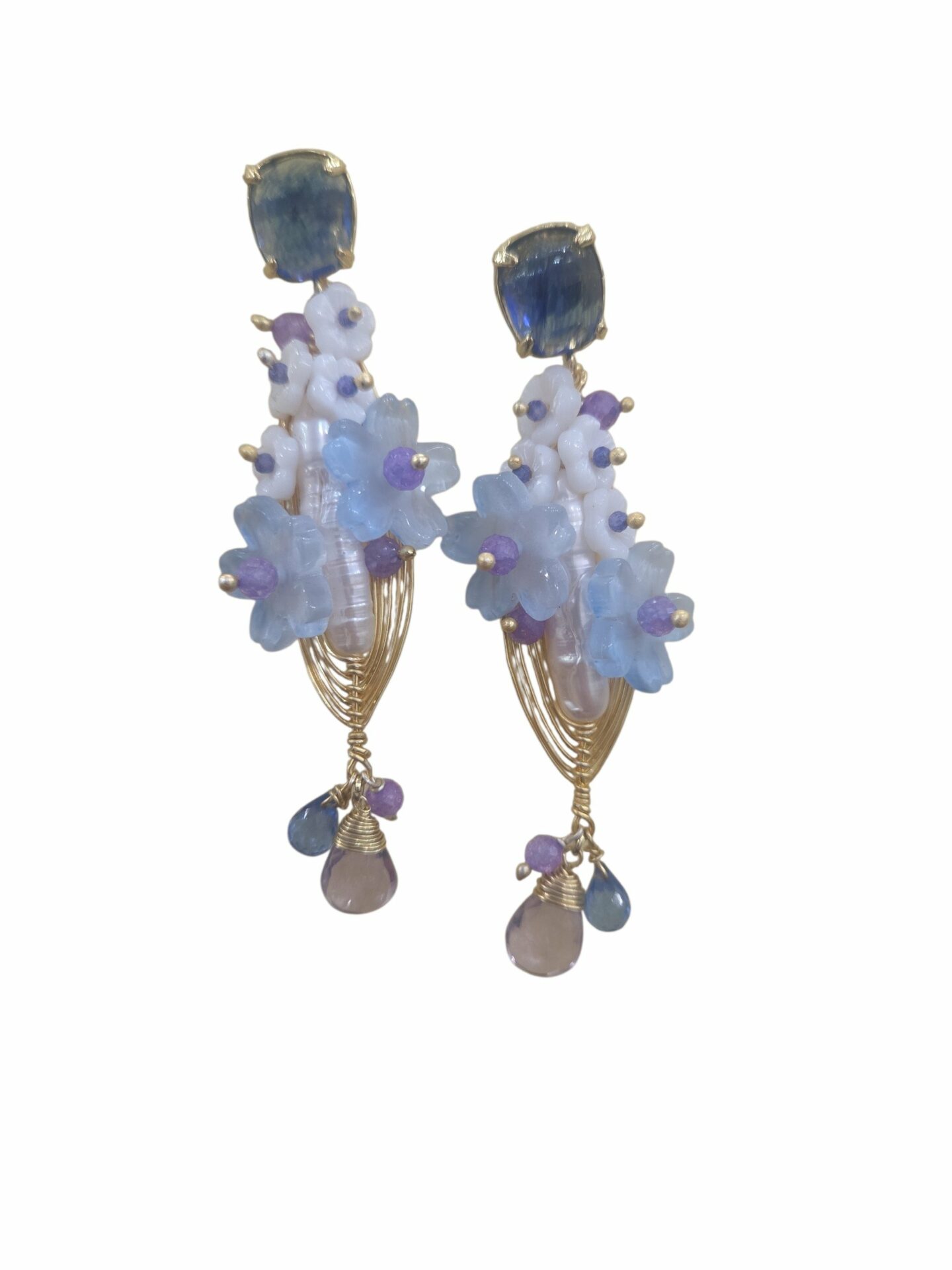 Orecchini realizzati artigianalmente con quarzi,ottone,fiori in lucite e perla di fiume allungata.
lunghezza 7cm
peso 8.5gr Spedizione Gratuita