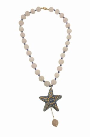 Collana realizzata con quarzo rosa ed agata blu , ciondolo stella marina in ceramica di Caltagirone, chiusura tonda in acciaio.
lunghezza 54cm
lunghezza stella 8.5cm Spedizione Gratuita