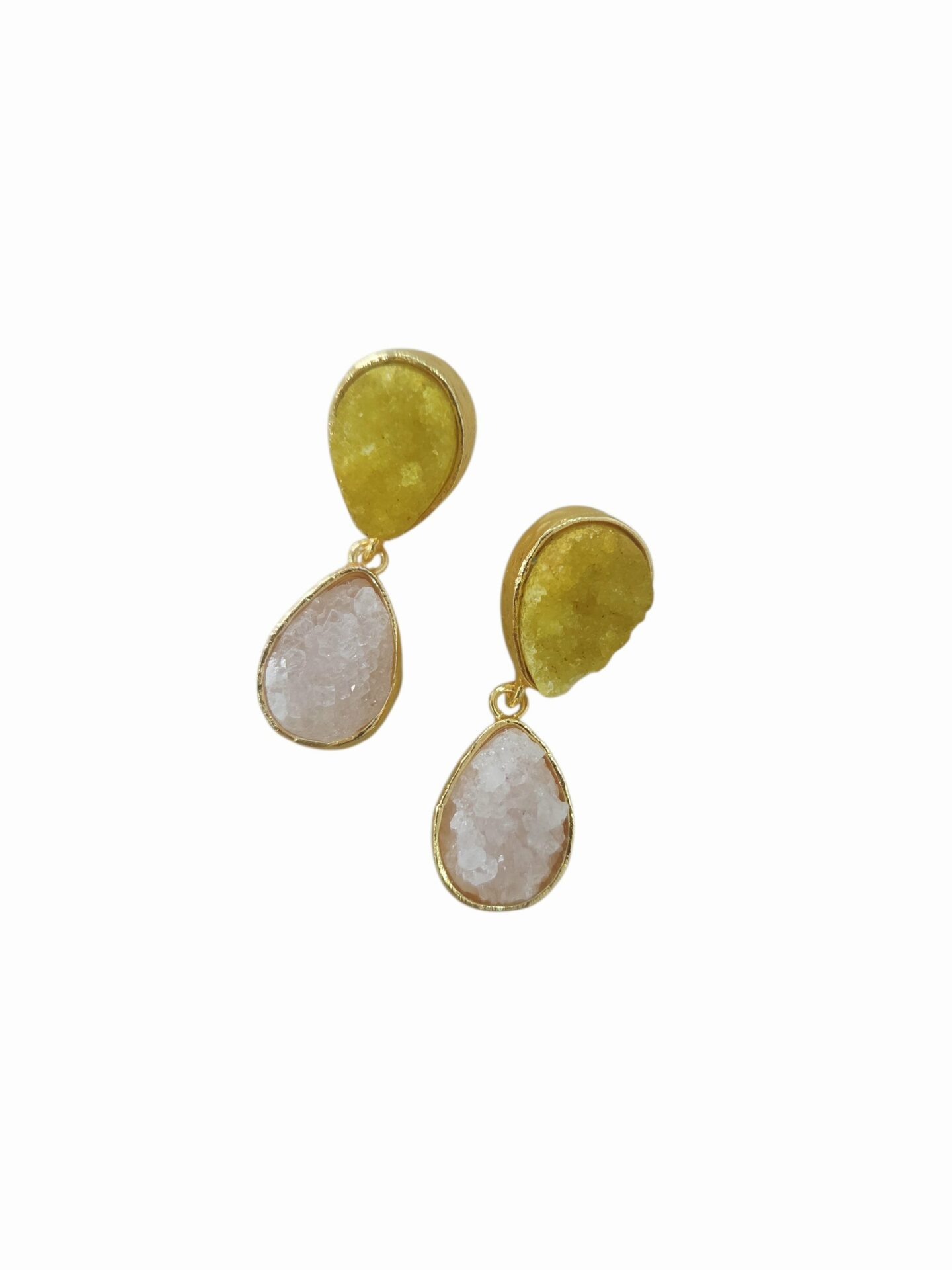 Orecchini  realizzati con druzy gialla e bianca su base in ottone 
peso 6.9gr
lunghezza 3cm Spedizione Gratuita
