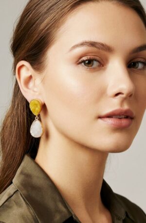 Orecchini  realizzati con druzy gialla e bianca su base in ottone 
peso 6.9gr
lunghezza 3cm Spedizione Gratuita