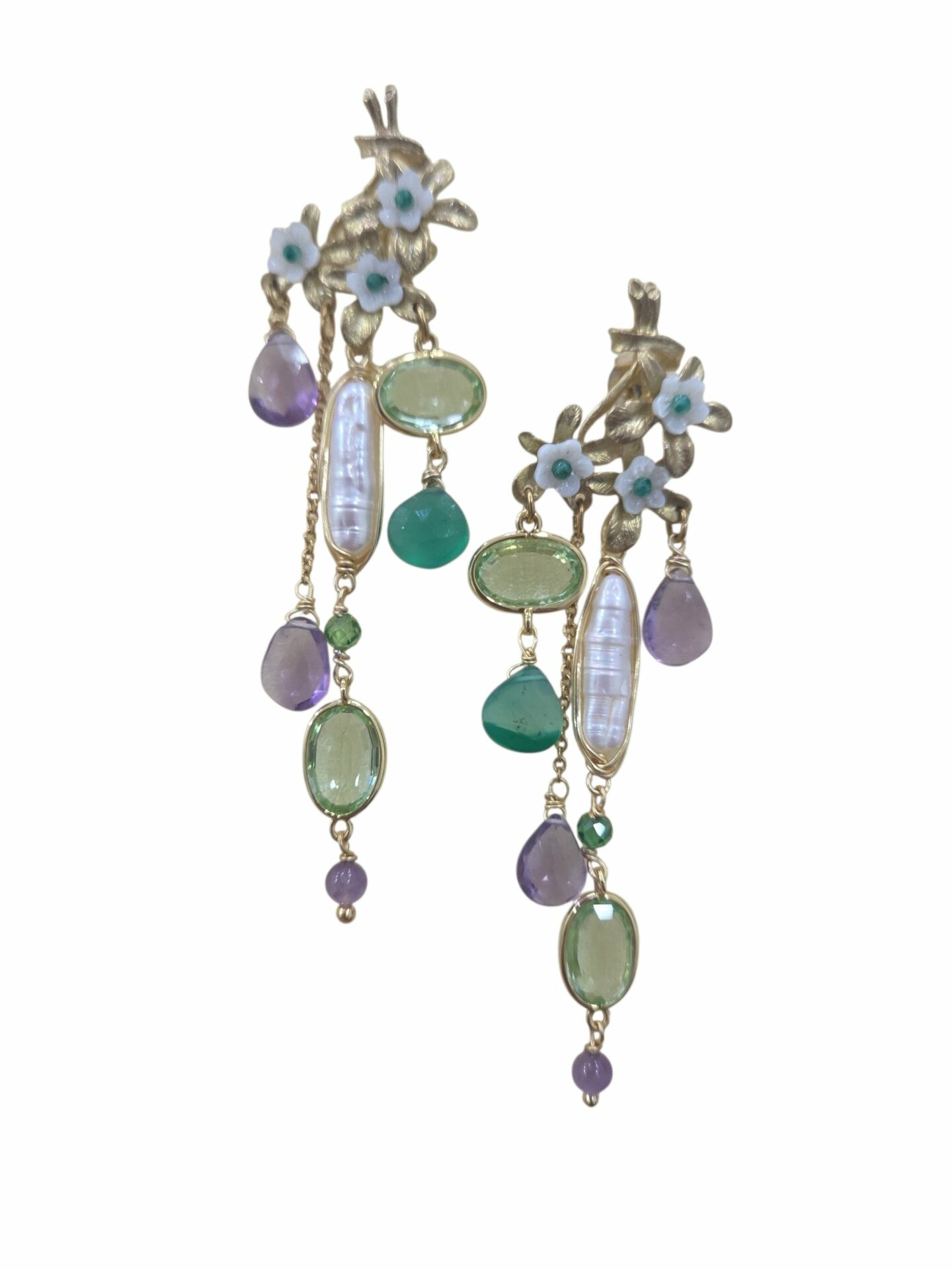 Orecchini  realizzati artigianalmente con quarzi viola e verdi ,perle e fiori  in madreperla
lunghezza 8.5cm
peso 8gr Spedizione Gratuita
