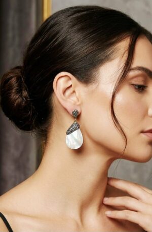 Orecchini  realizzati con madreperla e marcasite
lunghezza 4.5cm
peso 6.5gr Spedizione Gratuita