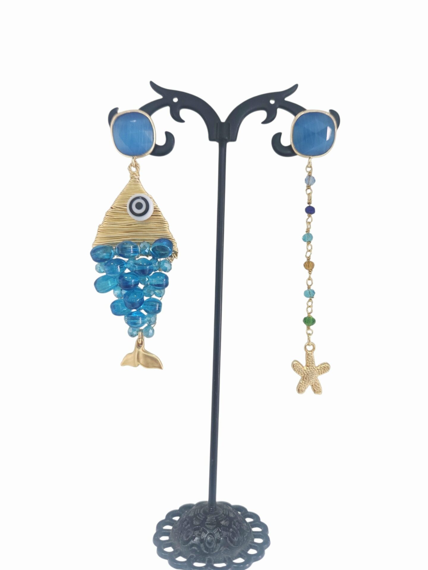 Orecchini  desigual realizzati  artigianalmente con pesce in ottone e quarzo azzurri e cristallini multicolore con stellina 
lunghezza pesce 7.5cm 
peso pesce 11.4gr
lunghezza stella 8cm
peso stella 2.3gr Spedizione Gratuita