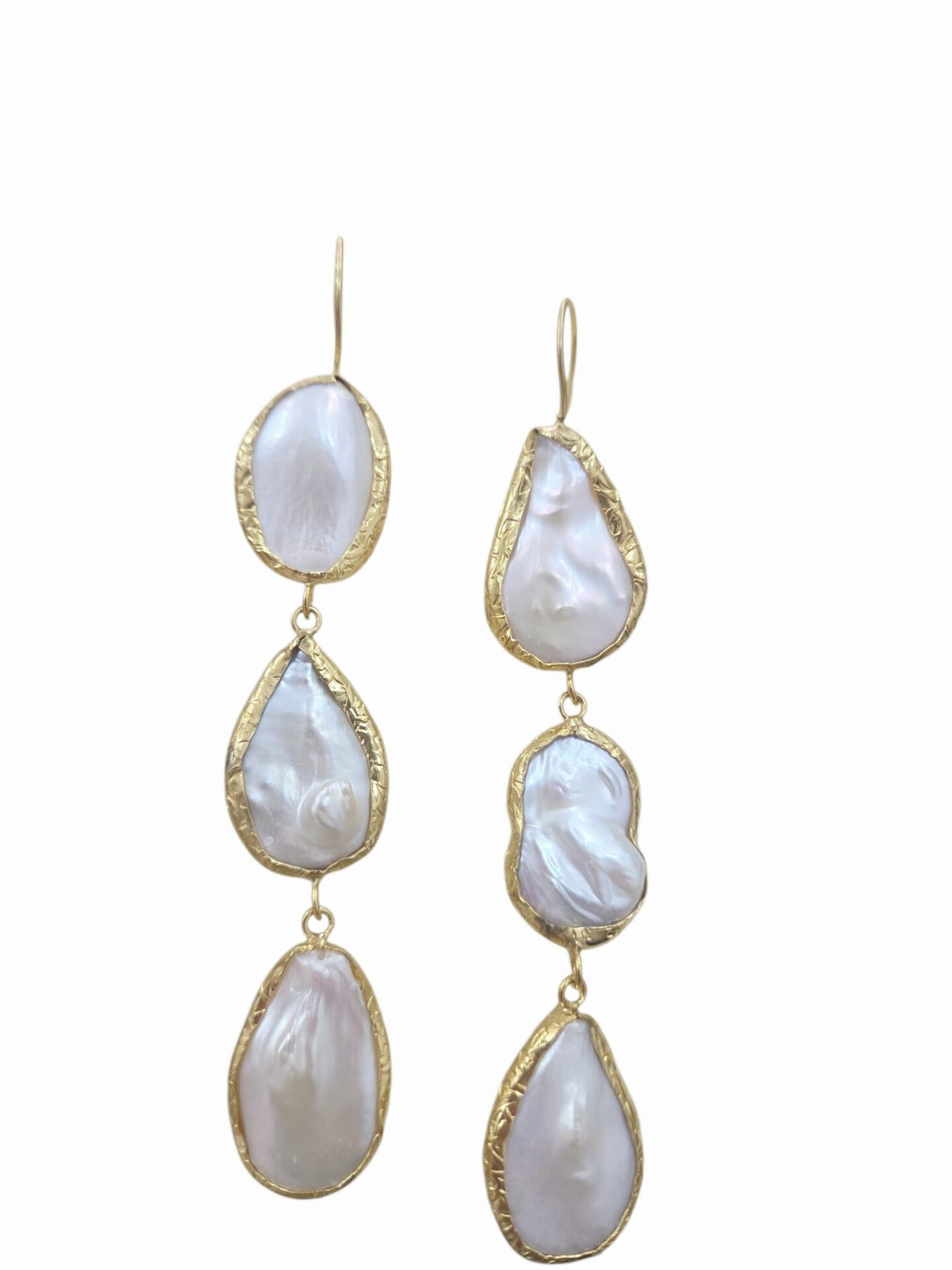 Orecchini  realizzati con perle scaramazze schiacciate contornate da ottone
peso 13gr
lunghezza 10cm Spedizione Gratuita