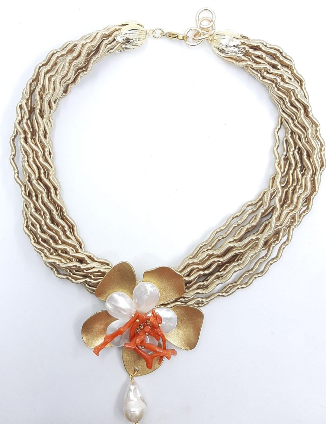 Collana girocollo realizzata artigianalmente con tessuto fiore in ottone e madreperla,corallo e perla scaramazza.
lunghezza 49cm Spedizione Gratuita Collana girocollo realizzata artigianalmente con tessuto fiore in ottone e madreperla,corallo e perla scaramazza.
lunghezza 49cm Spedizione Gratuita