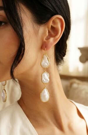 Orecchini  realizzati con perle scaramazze schiacciate contornate da ottone
peso 13gr
lunghezza 10cm Spedizione Gratuita
