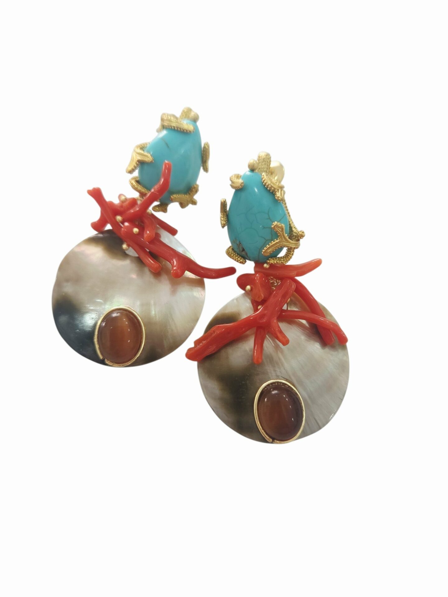 Orecchini realizzati con rametti di corallo, madreperla ed occhio di gatto ambrato.Perno su base in ottone con turchese
peso 8gr
lunghezza 5cm Spedizione Gratuita Orecchini realizzati con rametti di corallo, madreperla ed occhio di gatto ambrato.Perno su base in ottone con turchese
peso 8gr
lunghezza 5cm Spedizione Gratuita