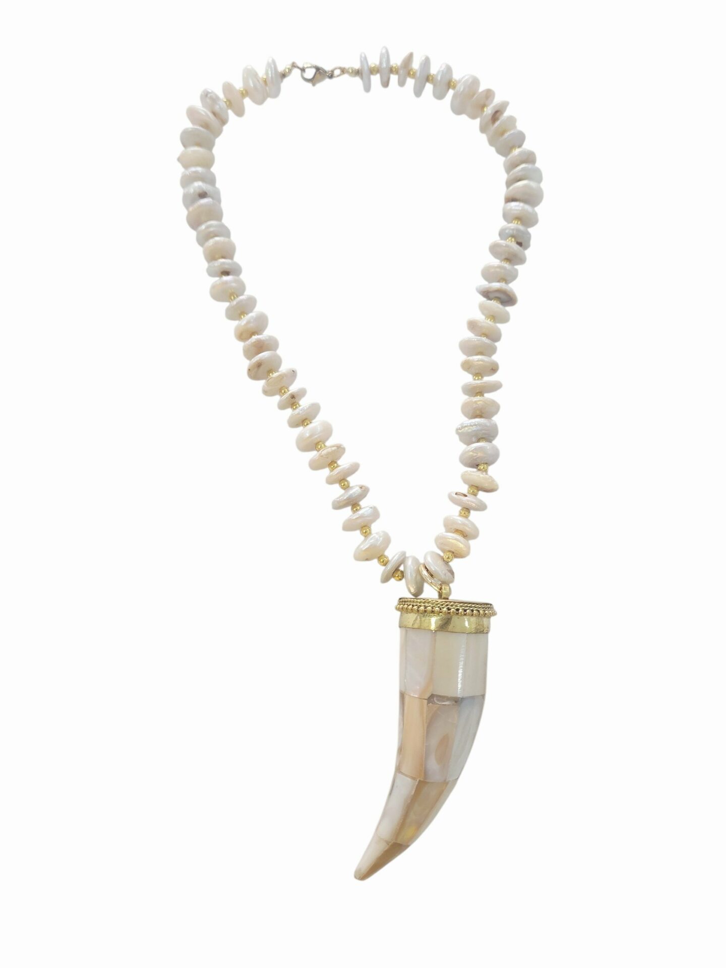 Collana girocollo realizzata artigianalmente con perle di fiume a disco,ematite e corno in madreperla 
lunghezza 45cm
lunghezza ciondolo 9cm Spedizione Gratuita