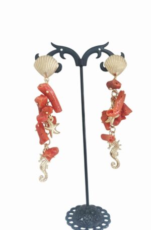 Orecchini realizzati con corallo e charms marini: conchiglia, stella e cavalliccio dorati.
lunghezza 8.5cm
peso 11.6gr Spedizione Gratuita Orecchini realizzati con corallo e charms marini: conchiglia, stella e cavalliccio dorati.
lunghezza 8.5cm
peso 11.6gr Spedizione Gratuita
