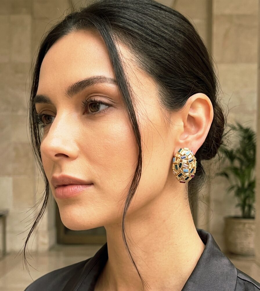 Orecchini lobo realizzati con scaglie multicolore di quarzi su base ottone
peso 6gr
lunghezza 2cm Spedizione Gratuita