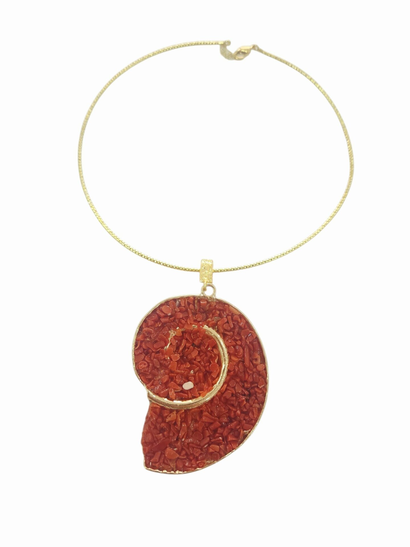 Collana girocollo realizzata con conchiglia in ottone rivestita di scaglie corallo.
lunghezza regolabile con catenella
ciondolo lungo 9 cm Spedizione Gratuita