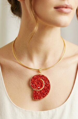 Collana girocollo realizzata con conchiglia in ottone rivestita di scaglie corallo.
lunghezza regolabile con catenella
ciondolo lungo 9 cm Spedizione Gratuita