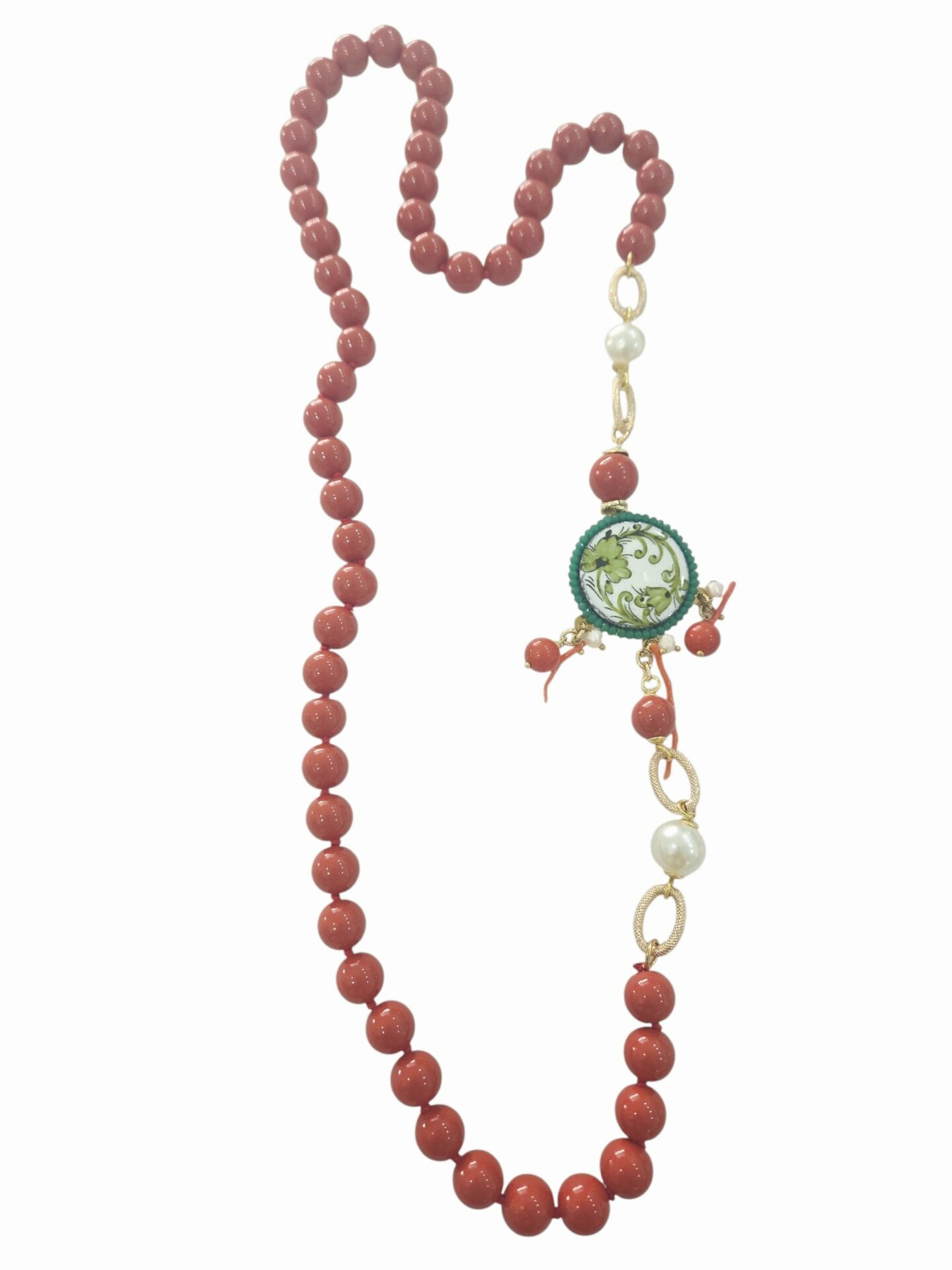 Collana lunga realizzata con pasta di corallo e laterale in piastra di pietra lavica dipinta Caltagirone con rametti di corallo e perle di fiume
lunghezza 90cm Spedizione Gratuita