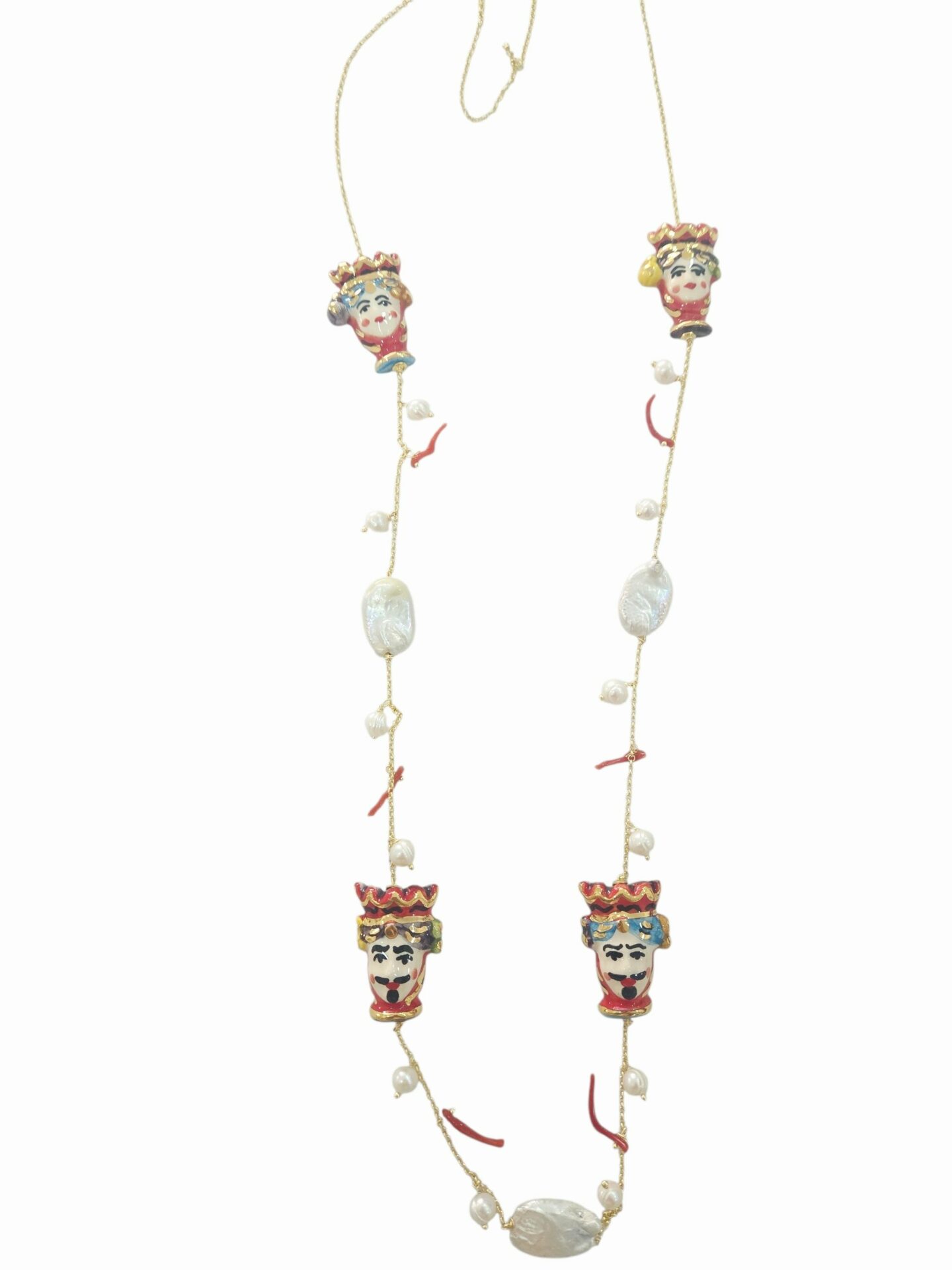 Collana lunga realizzata con teste di moro in ceramica di Caltagirone, rametti di corallo,perle barocche e perle di fiume con catena in acciaio anallergica e non cambia colore
lunghezza 90cm Spedizione Gratuita