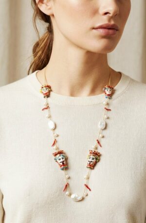 Collana lunga realizzata con teste di moro in ceramica di Caltagirone, rametti di corallo,perle barocche e perle di fiume con catena in acciaio anallergica e non cambia colore
lunghezza 90cm Spedizione Gratuita