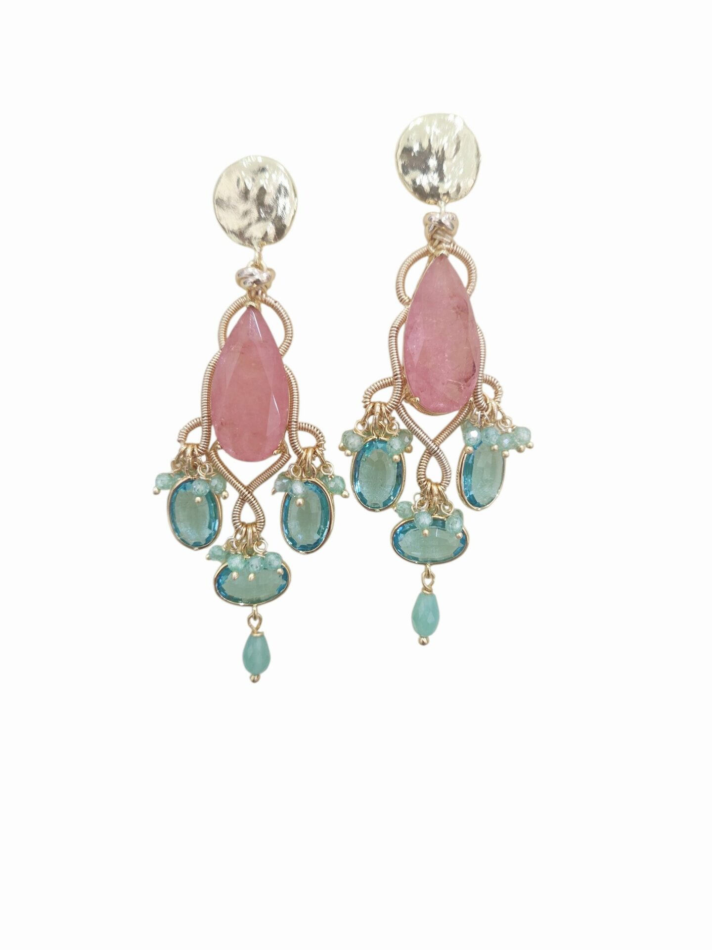 Orecchini realizzati artigianalmente con quarzi rosa e turchesi e lavorazione in ottone
lunghezza 8.5cm
peso 11.8gr Spedizione Gratuita