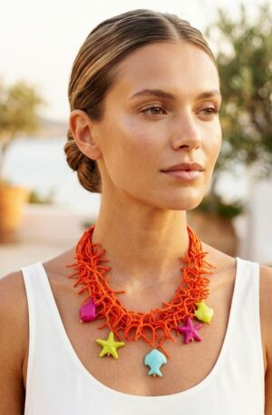 Collana girocollo  realizzata con microperline arancio, stelle e pesci multicolore in resina.
Lunghezza girocollo 58cm Spedizione Gratuita
