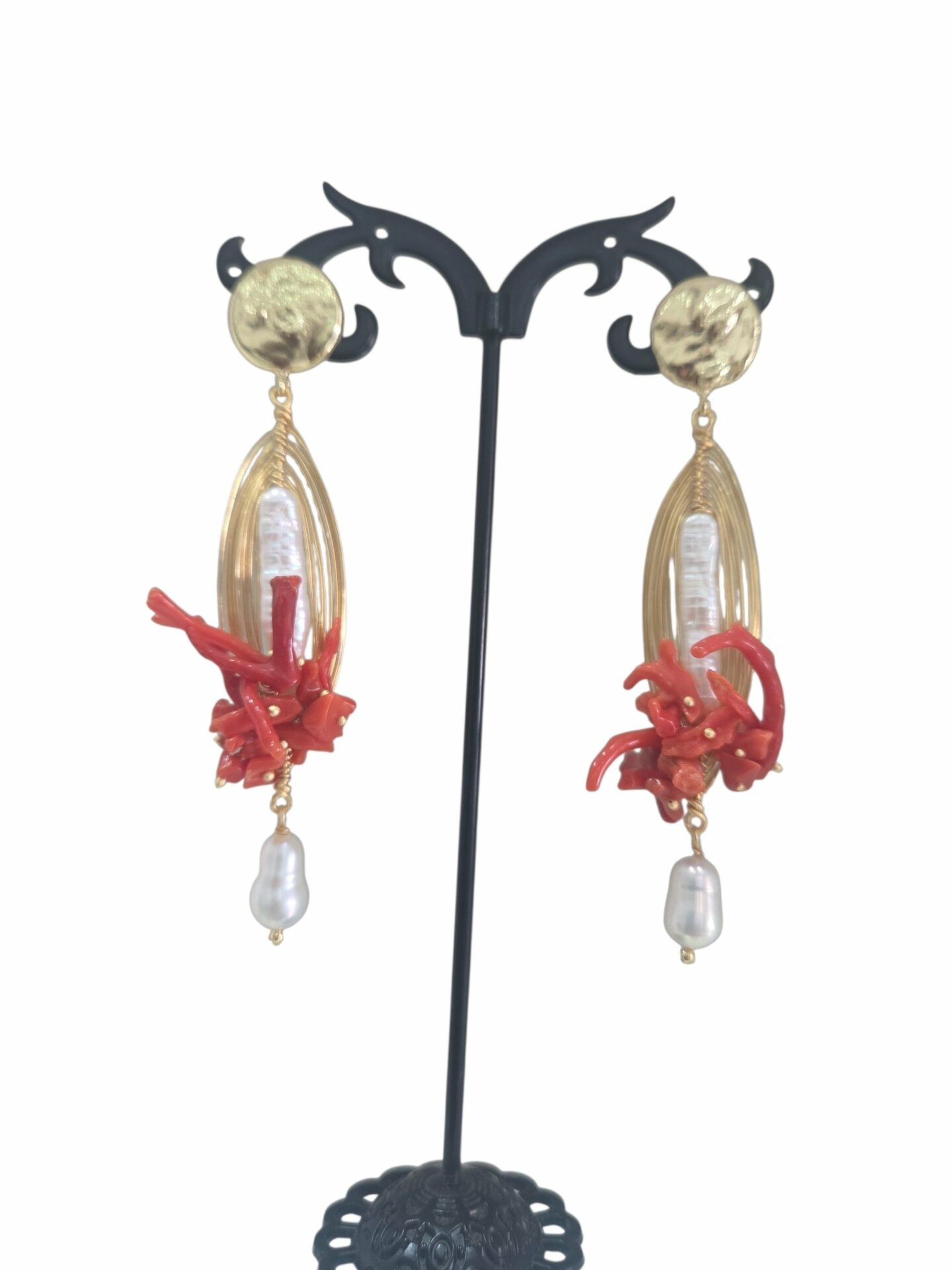 Orecchini realizzati artigianalmente con perle barocche, corallo ed ottone
lunghezza 8cm
peso 8.4gr Spedizione Gratuita Orecchini realizzati artigianalmente con perle barocche, corallo ed ottone
lunghezza 8cm
peso 8.4gr Spedizione Gratuita