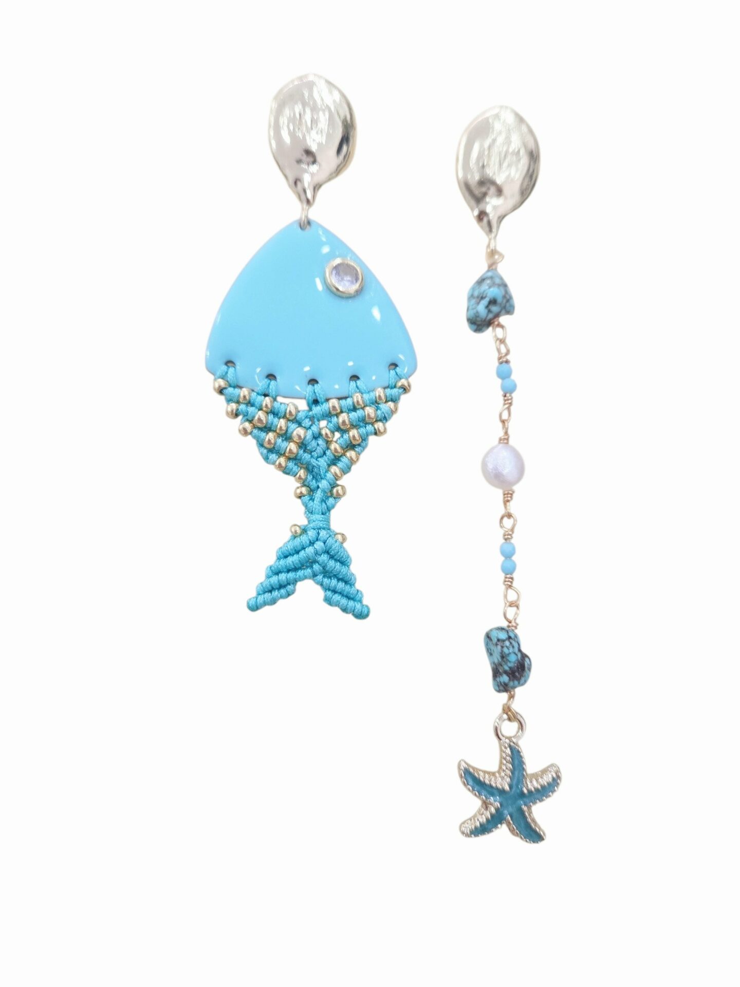 Desigual marine earrings made with enameled metal fish and fabric and turquoise with river beads and starfish length 7.5cm fish weight 8.9gr starfish length 9.5cm weight 5.2gr Free shipping Orecchini marini desigual realizzati con pesciolino in metallo smaltato e tessuto e turchese con perline di fiume e stellina lunghezza pesce 7.5cmpeso pesce 8.9grlunghezza stellina 9.5cm peso 5.2gr Spedizione Gratuita