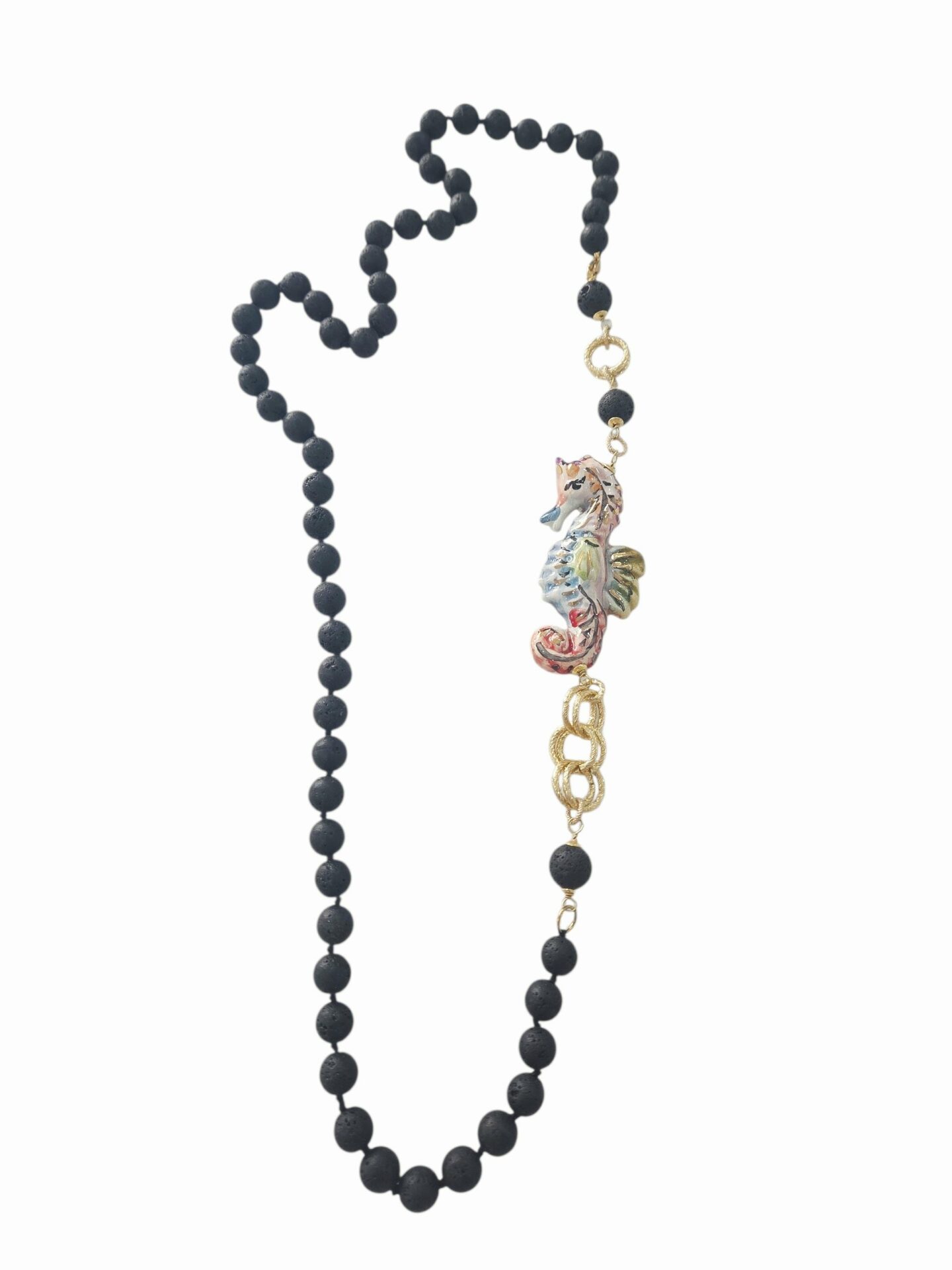 Collana lunga realizzata con pietra lavica e cavalluccio marino in ceramica di Caltagirone
lunghezza 90cm Spedizione Gratuita
